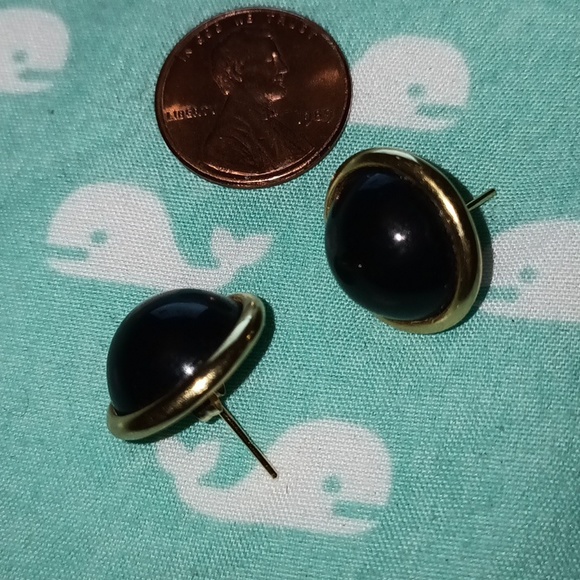 Large Dome cut Onyx and 14 karat gold stud earrings. - Picture 2 of 6
